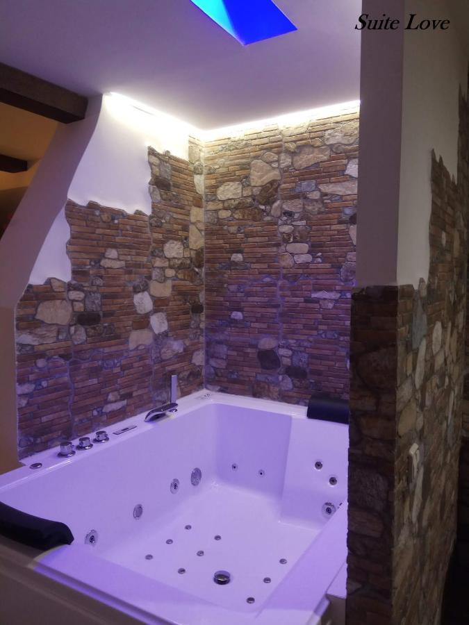 Suite Love Jacuzzi Uceda Exterior photo